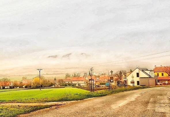 a dirt road with a house and a green field at Apartmán Ubytování De Donawitz - Dolní Dunajovice in Dolní Dunajovice