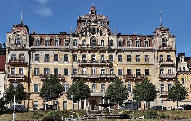 Hotel Kavkaz Mariánské Lázně. Někdejší Klebelsberský palác, později známý jako hotel Weimar, v němž několikrát pobýval i anglický král Edward VII. Naposledy se jmenoval Kavkaz. V budově se provedlo několik etap statického zajištění.