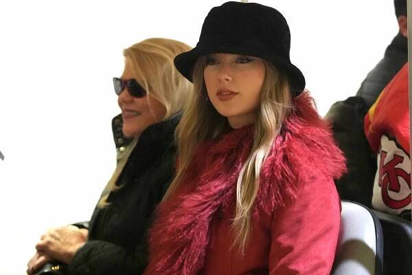 Taylor Swift arrives with her mother Andrea Swift, left, before an NFL football game between the Kansas City Chiefs and the Houston Texans Saturday, Dec. 21, 2024, in Kansas City, Mo.