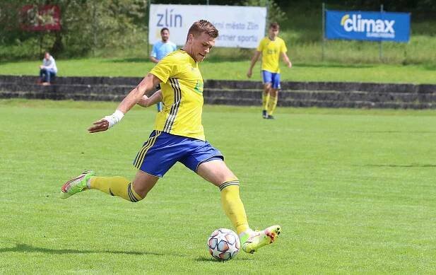 Fotbalisté Zlína B (žluté dresy) v 5. kole MSFL přehráli Znojmo 4:0. Foto: Jan Zahnaš