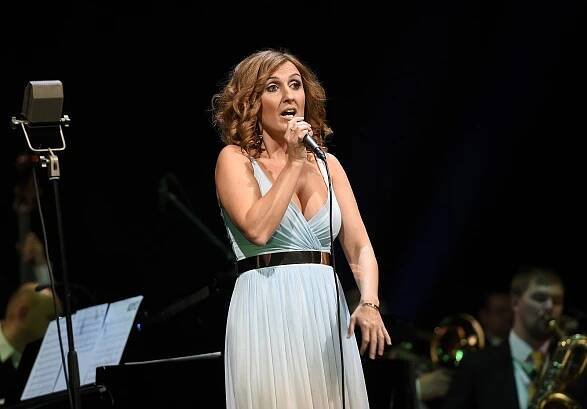 Do očí se jí díval málokdo: Česká Edith Piaf ukázala nejodvážnější výstřih večera