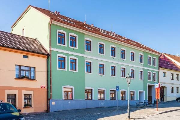 REZERVOVÁNO – Moderní byt 2+kk v centru Vlašimi – novostavba ve starém kabátě - Next Reality Exclusive