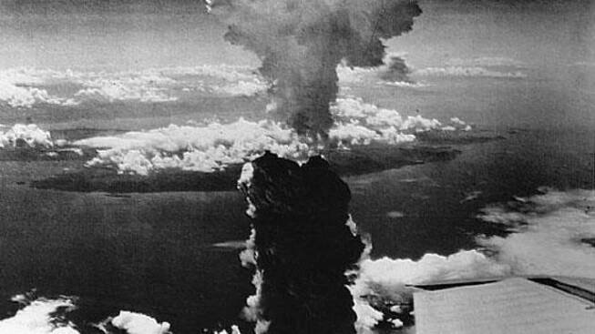 Hirošima. Před 66 lety svrhl americký bombardér B-29 atomovou bombu na japonské město Hirošima. Jedním z hlavních důvodů, proč se americké velení rozhodlo použít na samém konci války novou zbraň, jejíž ničivé účinky se teprve měly ukázat, byly obavy z obrovských ztrát při invazi do Japonska. Šestý srpen se později stal Světovým dnem boje za zákaz jaderných zbraní