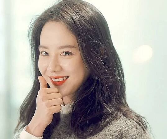 Song Ji-hyo Biography - Facts, Childhood, Family Life & Achievements South Korean Model & Actress