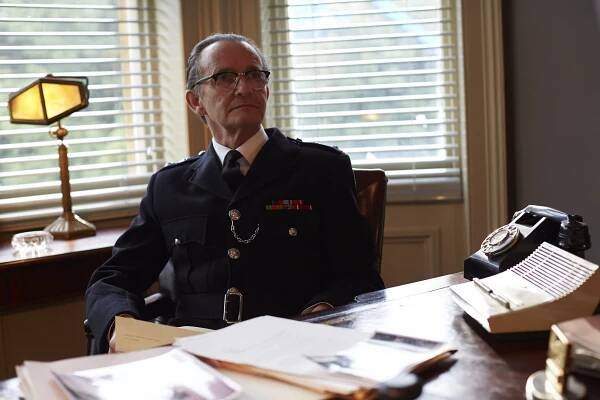 Endeavour - Série 2 - Tajemství - Z filmu - Anton Lesser