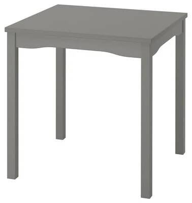 Hranatý jídelní stůl HAUGA v šedé barvě. Má jednoduchý design, čtyři rovné nohy a hladkou dřevěnou dýhovanou horní desku.
