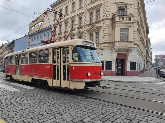 VIDEO: Nejstarší i nové. Průvod připomněl 130 let provozu elektrických tramvají