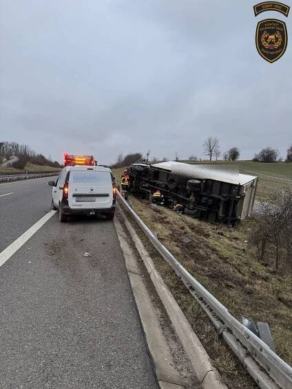 Náklaďák ležící u dálnice, i auto v poli u Koryčan. Hasiči měli rušné ráno