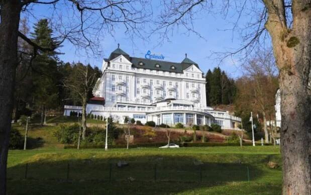 Mariánské Lázně: 5* Hotel Esplanade Spa & Golf Resort s bazénem, Římskými lázněmi a procedurou + snídaně - Image 4