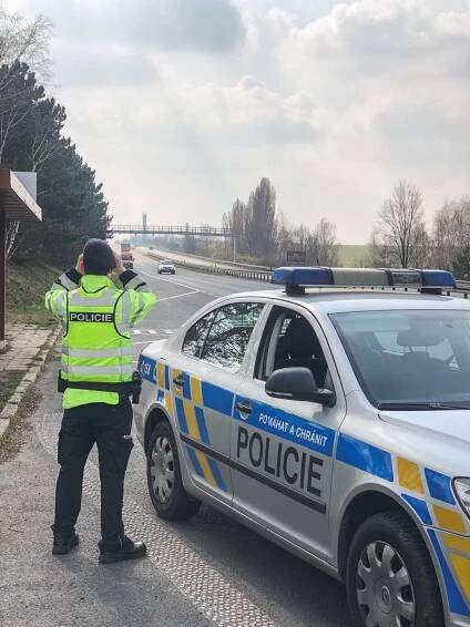 Dohled na dodržování koronavirových zákazů víkendem neskončil