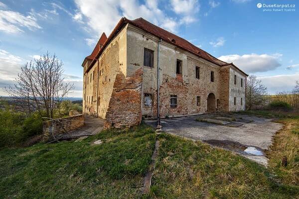 Bošovická tvrz je výraznou dominantou krajiny Ždánického lesa (2020)