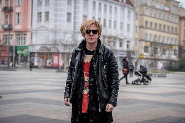 Herec Štěpán Kozub je mužem mnoha talentů. Internet teď baví svým zpěvem