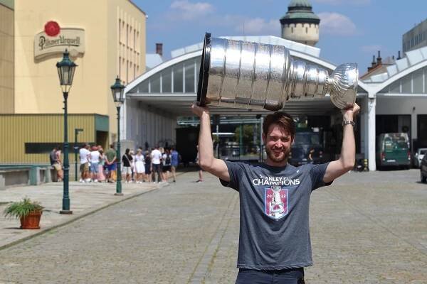 Litvínovu vychytal titul a teď má Stanley Cup. Pavel Francouz ho ukázal v Plzni