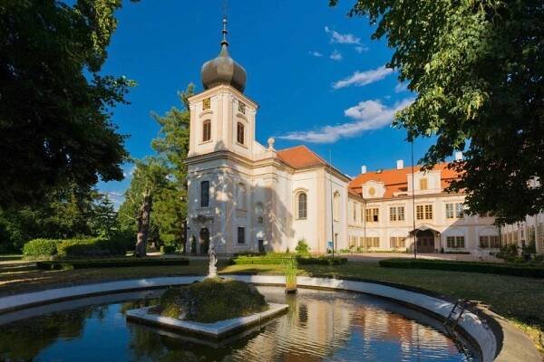 Lázně Toušeň: Slatina, léčba celulitidy a houbaření kousek od Prahy