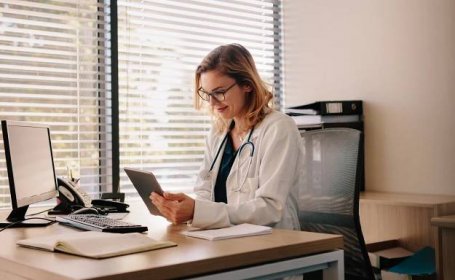 lékařka pracující na svém tabletu pc - clinic exam room - stock snímky, obrázky a fotky