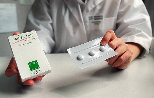 Vše, co jste chtěli vědět o potratové pilulce. Odpovědi gynekologa