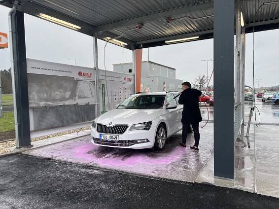 VIDEO: Nová myčka v Ostravě testuje provoz. Nabízí umytí auta zdarma