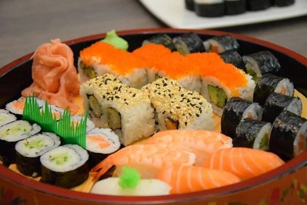 Running sushi pro dva v podniku Ginza na Floře