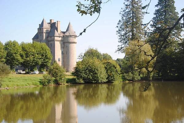 Forteresse et château en Creuse (23) - LE CHATEAU DE SAINT MAIXANT