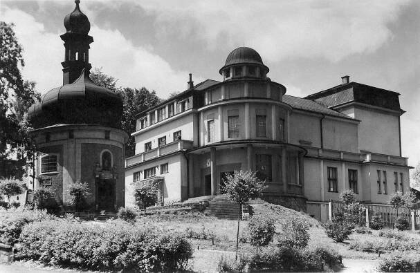 Úpice, hřbitovní kaple sv. Michala a Divadlo Aloise Jiráska; 30. léta 20. století (sbírka Pavla Fiedlera).