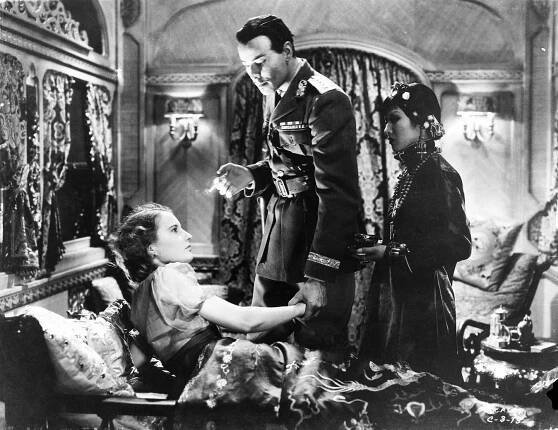 Vášeň generála Yena - Z filmu - Barbara Stanwyck, Nils Asther
