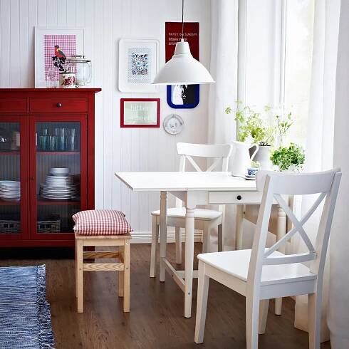 Stoly z Ikea (59 fotografií): rohový pracovní stůl a židle v sadě, transformační stolek a modely s policí, dřevěné a plastové