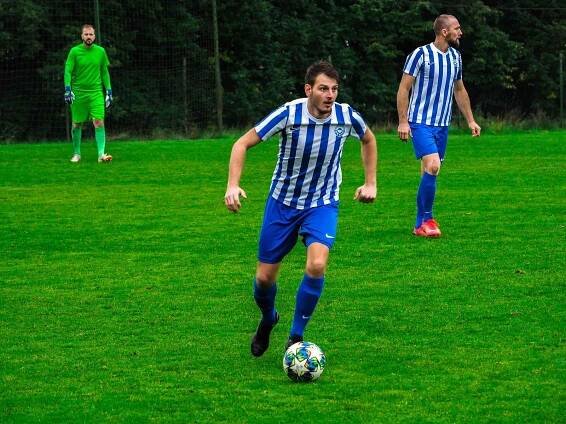 9. kolo krajského přeboru: FC Chotíkov 1932 - FK Okula Nýrsko (na snímku fotbalisté v modrobílých dresech) 2:1 (2:1).