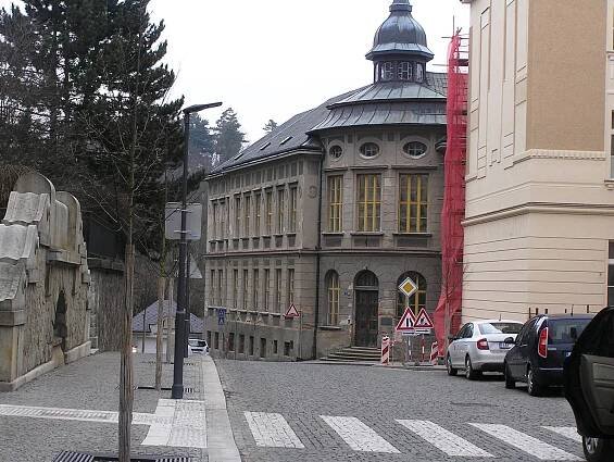 Budovu bývalé obchodní akademie chce Brod změnit v azylový dům