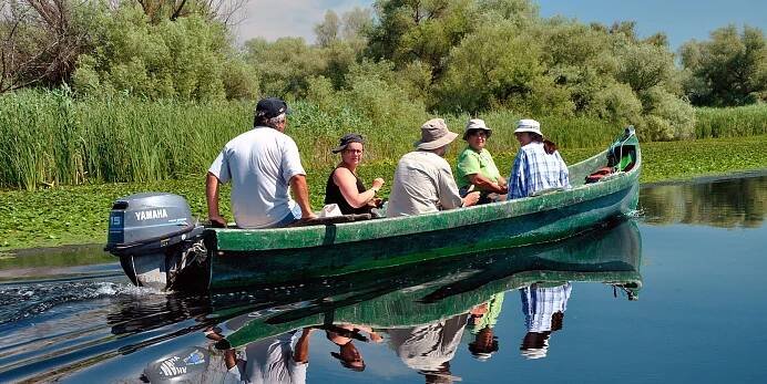 Delta Dunaje - turisté na loďce při prohlídce biosférické rezervace