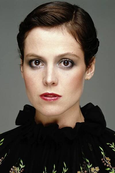 Hollywood veteran, Sigourney Weaver, flaunting her smokey eye makeup. Wallpaper
