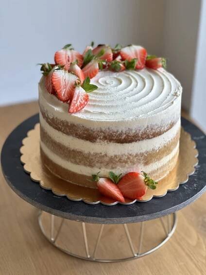 Naked cake (dort na míru)