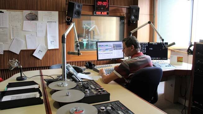 Vysílací pracoviště Českého rozhlasu České Budějovice. Technik odbavuje zprávy,  které čte zprávař v malém studiu za sklem | foto: Andrea Poláková,  Český rozhlas,  Český rozhlas