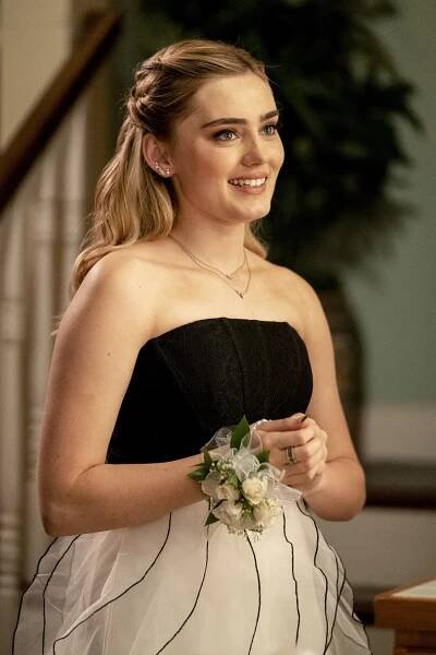Americká manželka - Maturitní ples - Z filmu - Meg Donnelly