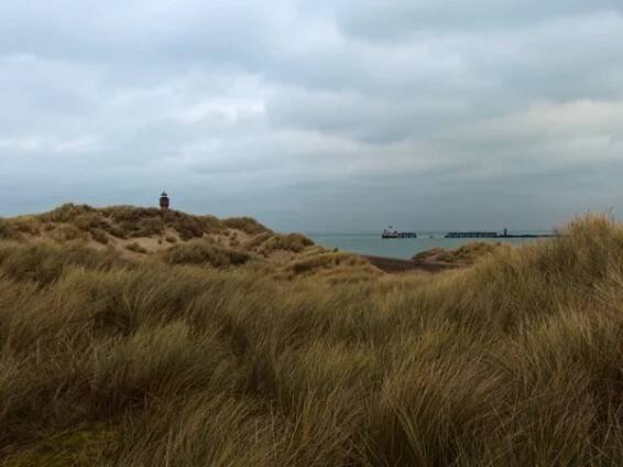 January 2023, Dunkerque - Winter walk on the Break dam - View on the lighthouse — Stock obrázek