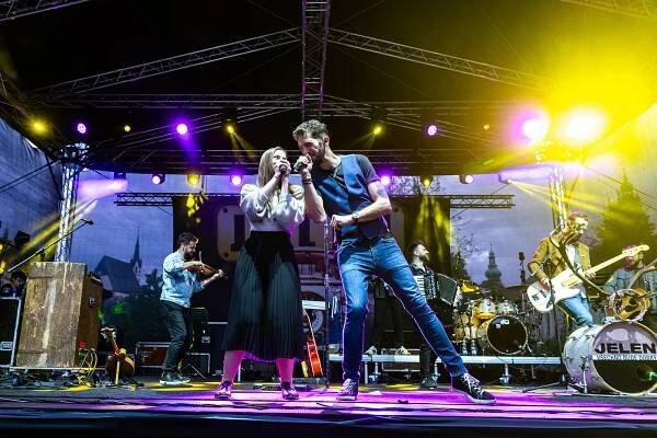 Kapela Jelen zahájila Krumlov Open Air 2024. Zaplnila Pivovarskou zahradu