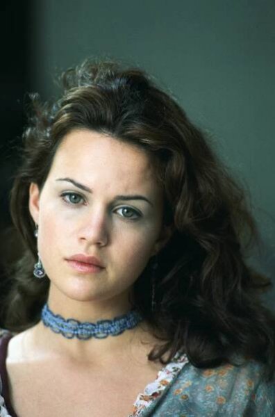 Domácí války - Promo - Carla Gugino