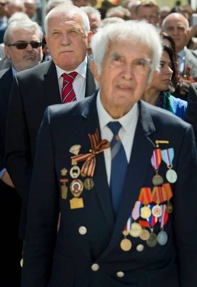 Foto: Sešli se na ruské ambasádě. Na konec války si připili Zeman, Klaus i Nečas