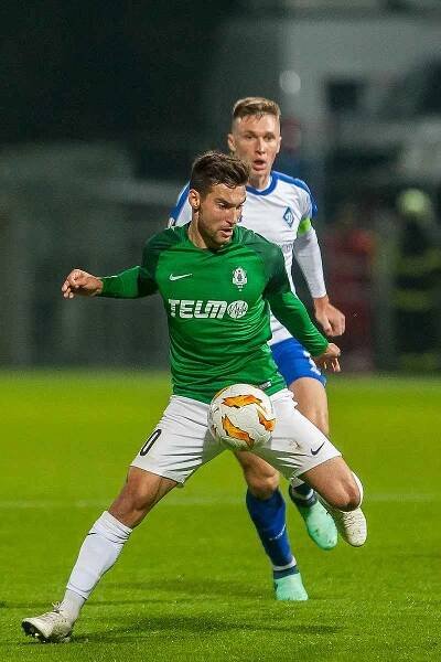Zápas 2. kola skupiny K Evropské ligy mezi týmy FK Jablonec a FK Dynamo Kyjev se odehrál 4. října na stadionu Střelnice v Jablonci nad Nisou. Na snímku v zeleném je Michal Trávník.