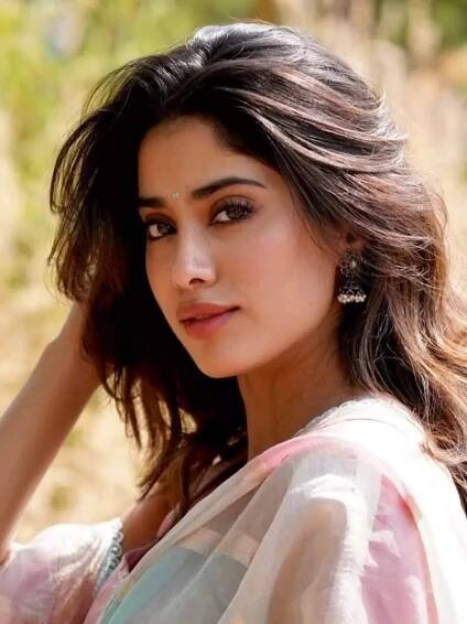 Janhvi Kapoor's Adorable Candid Moments in a Saree