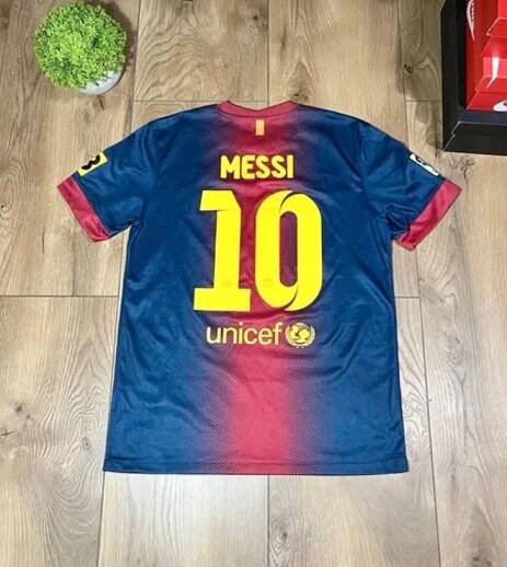 Různé dresy Lionel Messi + různé dresy FC Barcelona