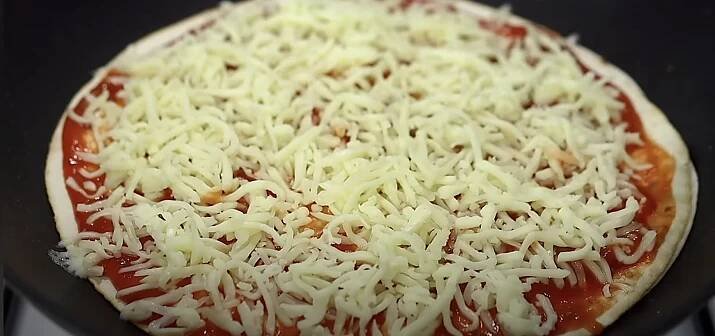 Rychlá oboustranná pita pizza na pánvi s mozzarellou, rajčaty a olivami - BEZ TROUBY!