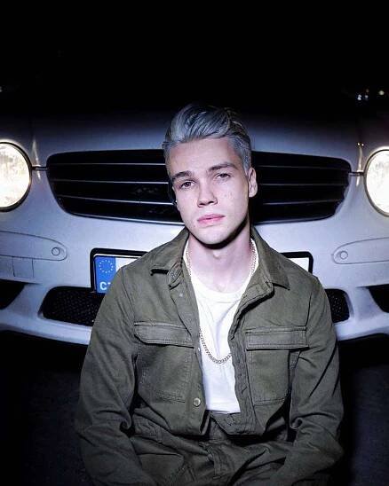 Zpěvák Mikolas Josef s šedivými vlasy