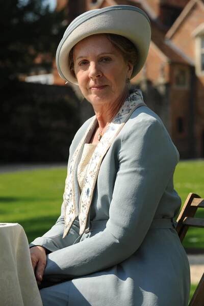 Penelope Wilton (as Isobel Crawley): Duck egg blue summer suit, hat and shoes Season 3, Episode 1 8 image 3 - © Carnival Film & Television Limited