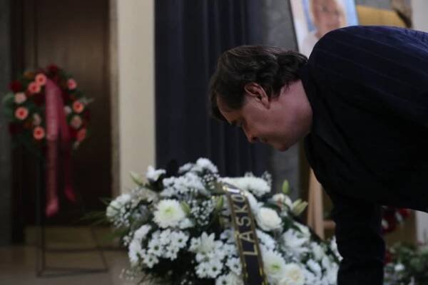 7 nej momentů z pohřbu Marie Poledňákové (†81): Zdrcená Eliška Balzerová, přiznání Harapese a tajemné květy...