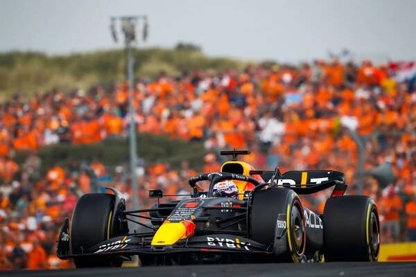 Verstappen triumfoval i v Nizozemsku, Hamilton přišel v závěru o stupně vítězů