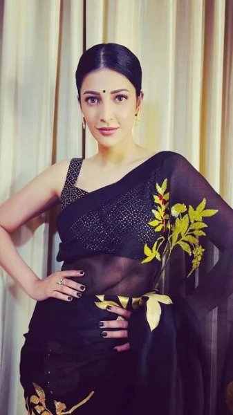 Shruti Haasan exudes elegance in a majestic Kanjivaram saree
