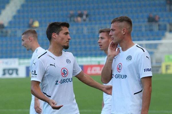 Fotbalisté Slovácka (bílé dresy) v 8. kole FORTUNA:LIGY  přehráli Zlín 3:0.