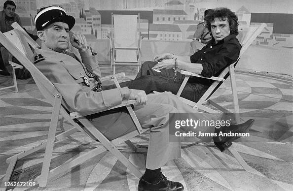 Le chanteur Michel Sardou avec l'acteur Louis de Funes sur le plateau...