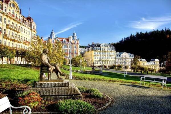 Stezka spisovatelů v Mariánských Lázních rozšiřuje intelektuální rozhled turistů - JenProCestovatele