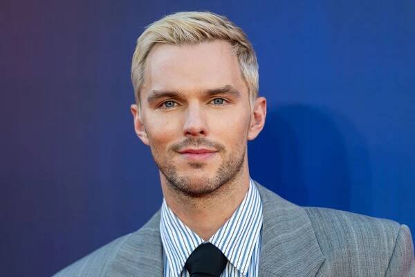 Nicholas Hoult veut-il faire de la concurrence à Brad Pitt pour le titre de la tournée promotionnelle la plus stylée?